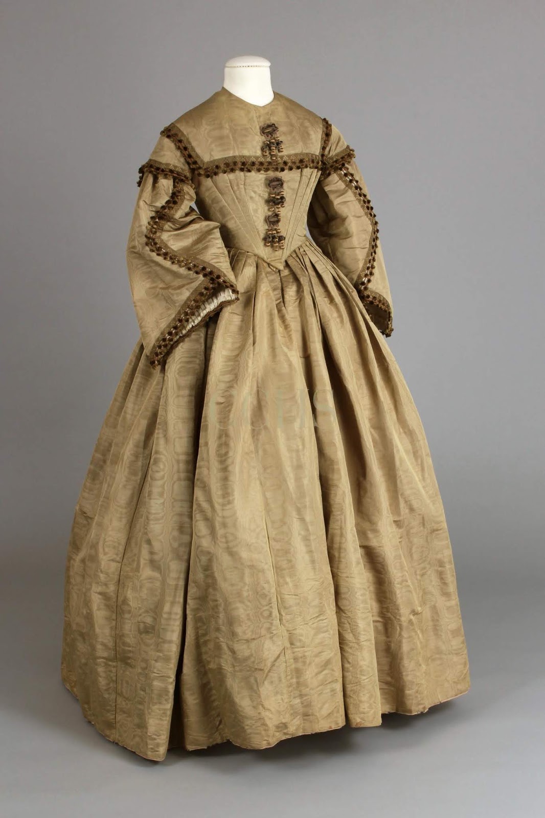 Одежда 1800. Кринолиновое платье 1855- 1865. Одежда 1800 годов. Женская одежда 1800 годов. Одежда женщин 1800 годов.
