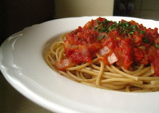 Spaghetti z pomidorami i cebulą
