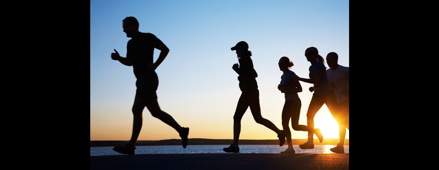 Evening run 1. бег в городе. Evening run 1. бег по набережной. девушка пробежка пляж.
