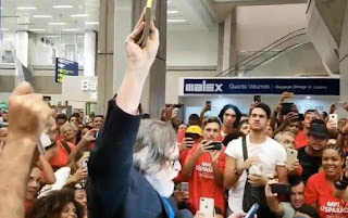 Opositor do governo, ator Zé de Abreu é recebido por multidão em aeroporto e gera polêmica em redes Opositor do governo, ator Zé de Abreu é recebido por multidão em aeroporto e gera polêmica em redes