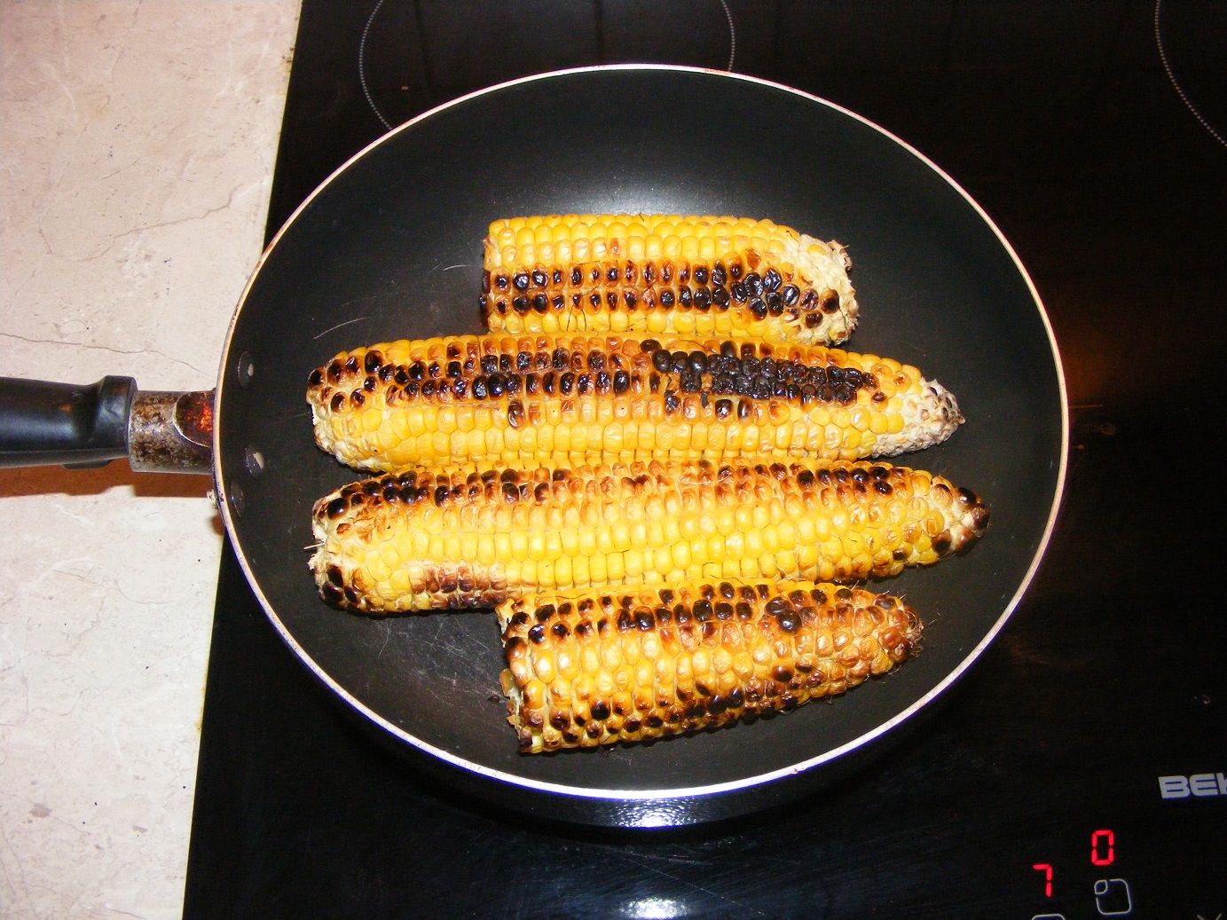 Жарить на кукурузном масле. Жареный початок кукурузы. Жареная кукуруза. Жареная кукуруза на сковороде. Жареная кукуруза хрустящая.
