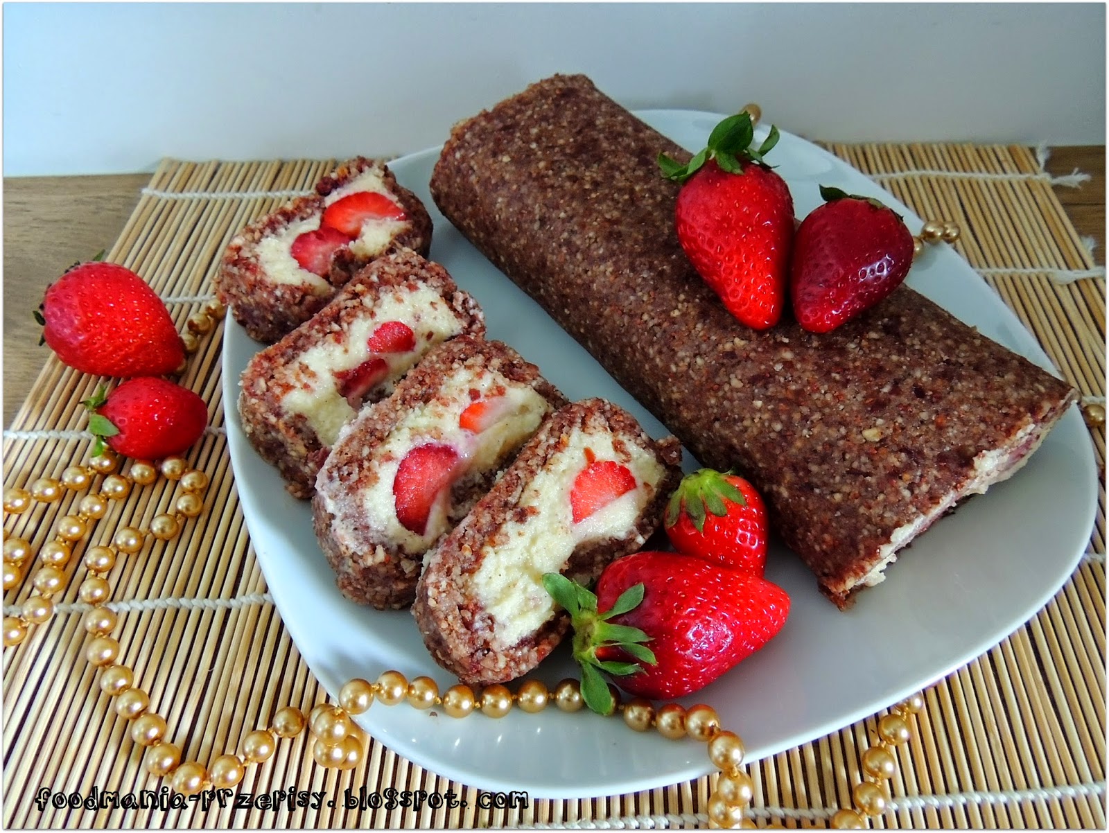 foodmania: RAW ROLADA Z KREMEM I TRUSKAWKAMI