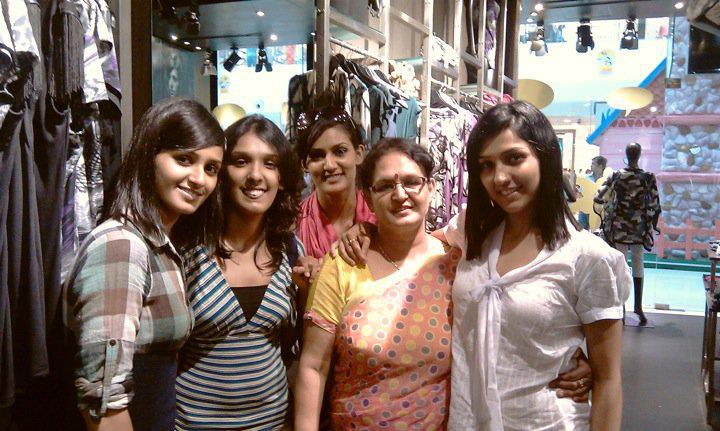 Singer Neeti Mohan (Right) with her Mother Kusum Mohan Sharma, Younger Sisters Mukti Mohan (Left), Shakti Mohan (Middle) & Kriti Mohan (2nd from Left) | Singer Neeti Mohan Family Photos | Real-Life Photos