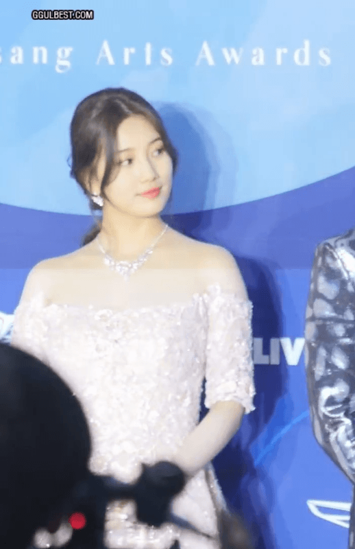 레드카펫 수지 오프솔더 드레스