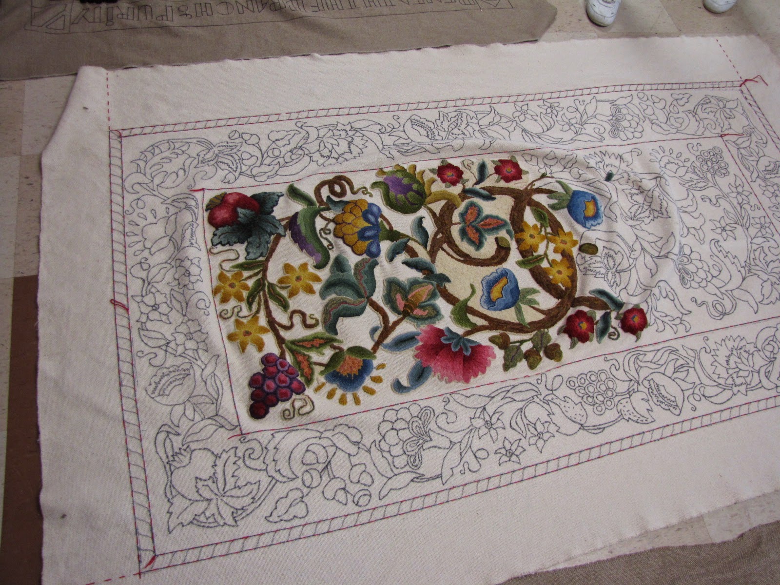панно вышивка. вышитый ковер. ковер с орнаментом. настенный ковер с вышитыми узорами. вышитый ковер.