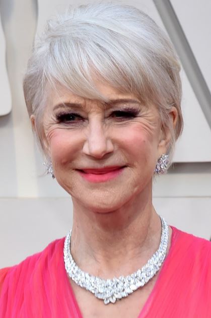Helen Mirren ha scelto di sfoggiare oltre 115 carati totali: sceglie una collier di Harry Winston in platino con cascata di diamanti “River cascading” da 53,99 carati, orecchini “Diamond Earstuds” da 4,07 carati di diamanti incastonati nel platino, anello a fascia in micropavè di diamanti, “Brilliant Love Diamond Band Ring” con diamante incastonato in platino.