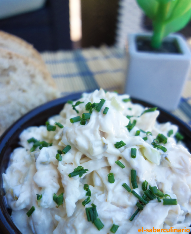 ensalada de pollo con salsa cremosa para sandwich