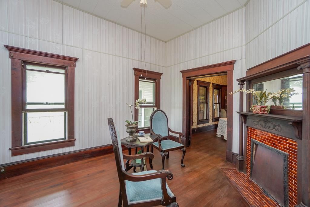 Sweet House Dreams 1899 Farmhouse in El Campo, Texas