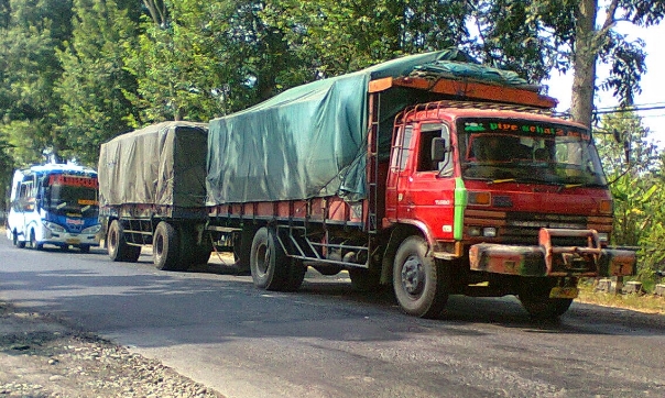 truk gandeng indonesia-merah