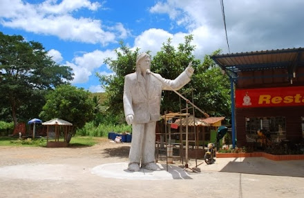 Estátua de Roberto Carlos atrai clientela