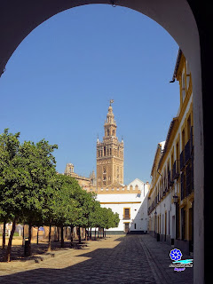 Sevilla - La Giralda desde el interior del Patio de Banderas