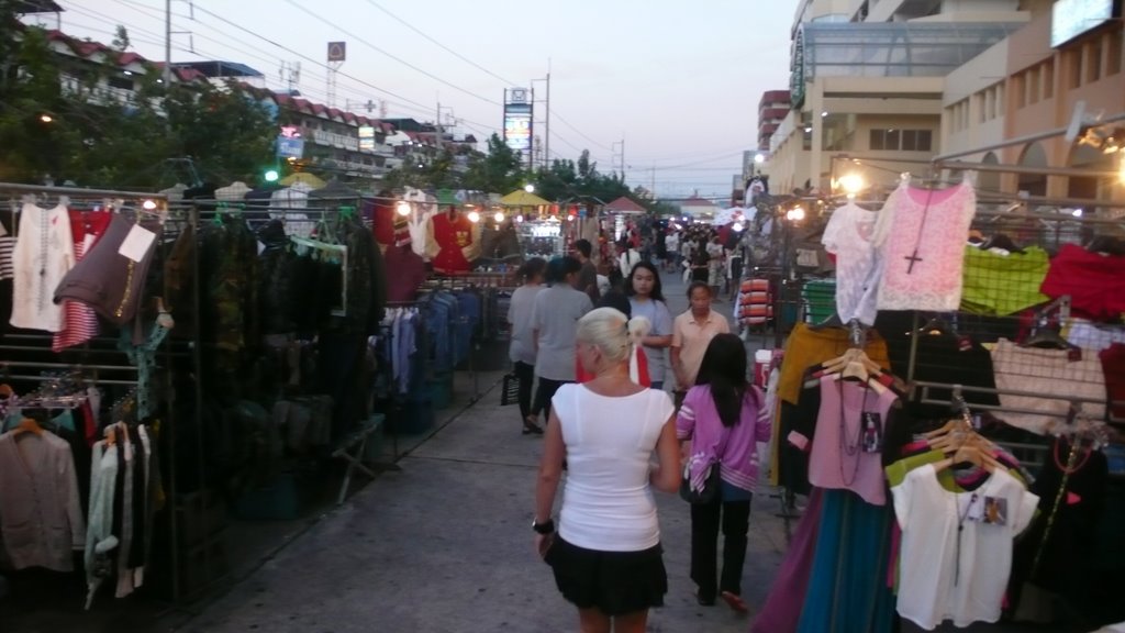 Als Rentner in Thailand: Nachtmarkt Thepprasit (1)