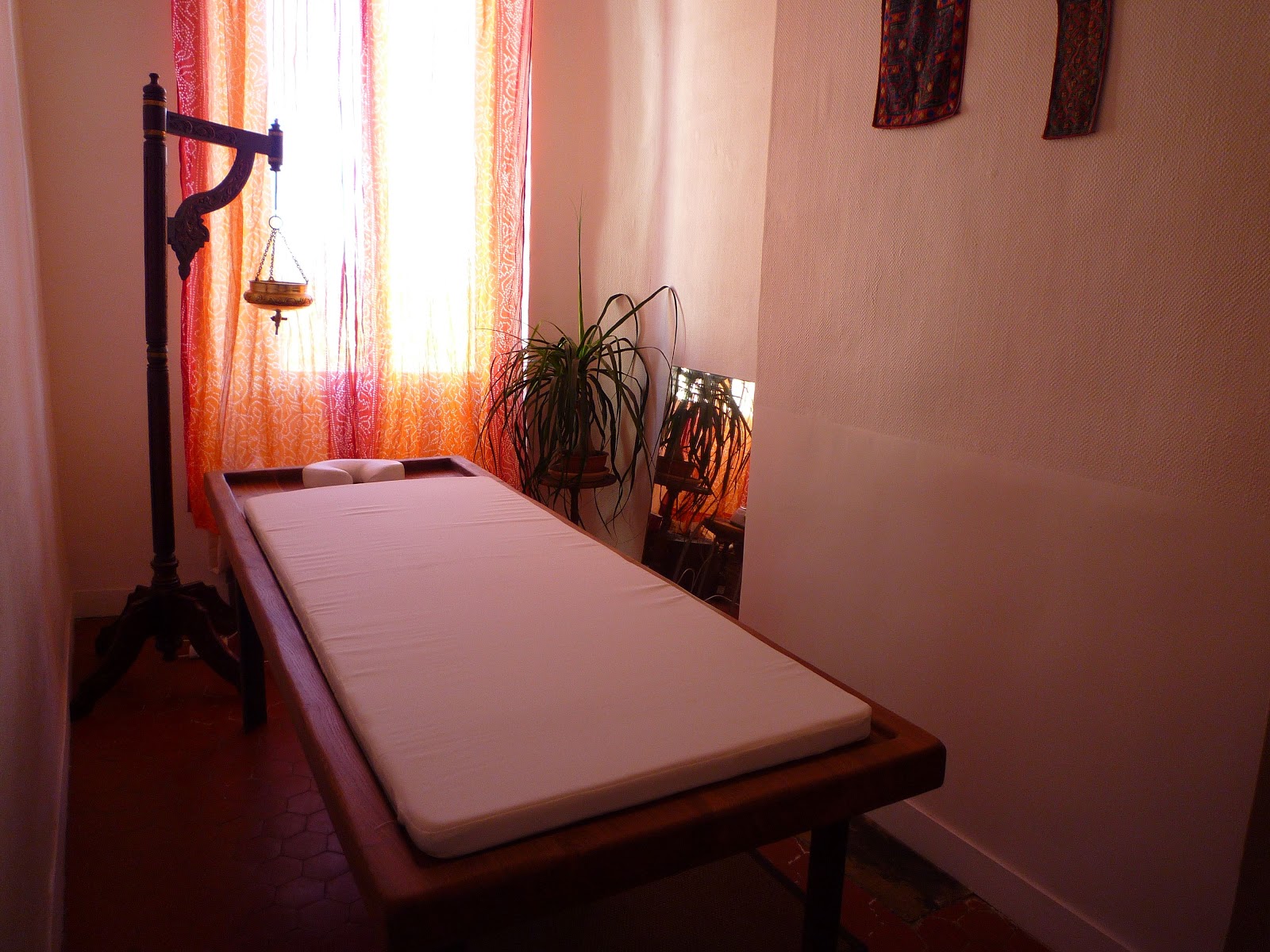 Tilo Ayurveda Une table de massages ayurvédiques EN BOIS!