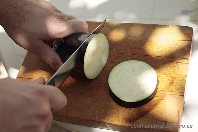 Cortando las berenjenas en rodajas gruesas