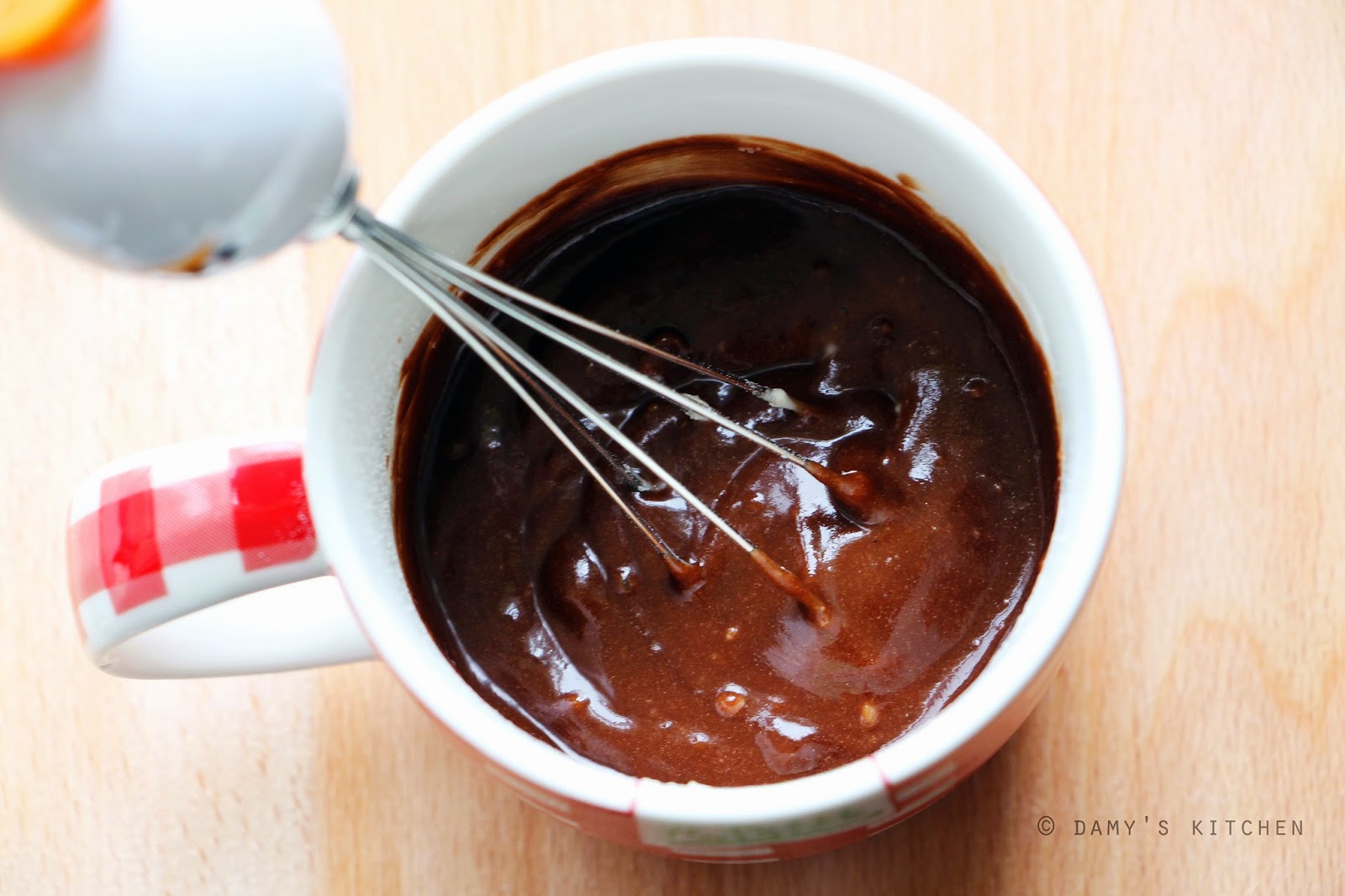 растопленный шоколад 150 грамм. растопленный шоколад. как сделать кекс в микроволновке из нутеллы в домашних условиях. растопленный шоколад. плавление шоколада.