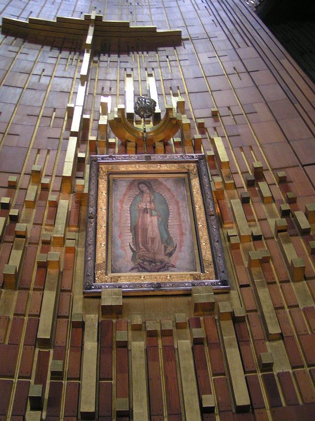 Đức Mẹ Guadalupe hiện lên trong tấm áo choàng như một người đang sống Đức Mẹ Guadalupe hiện lên trong tấm áo choàng như một người đang sống