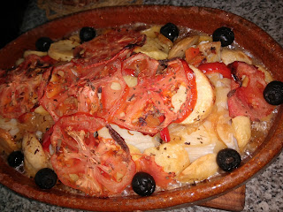 Bacalao con patatas y tomate sobre cama de cebolla y pimientos