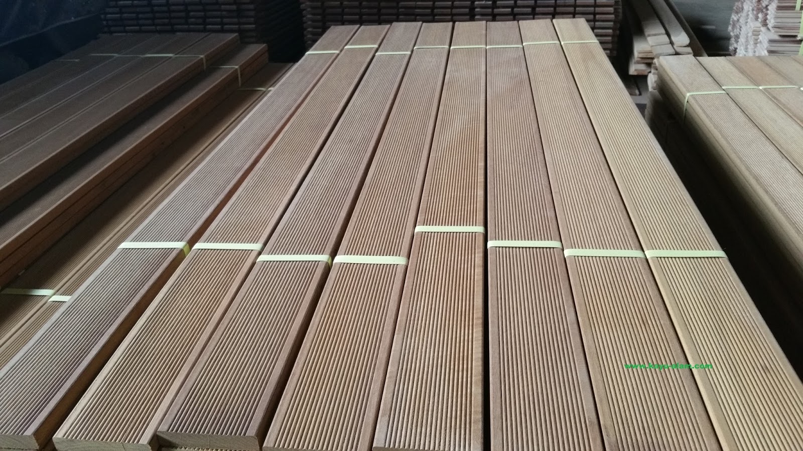 Perbedaan Kayu Ulin Asli dan Palsu Perbedaan Kayu Ulin Asli dan Palsu