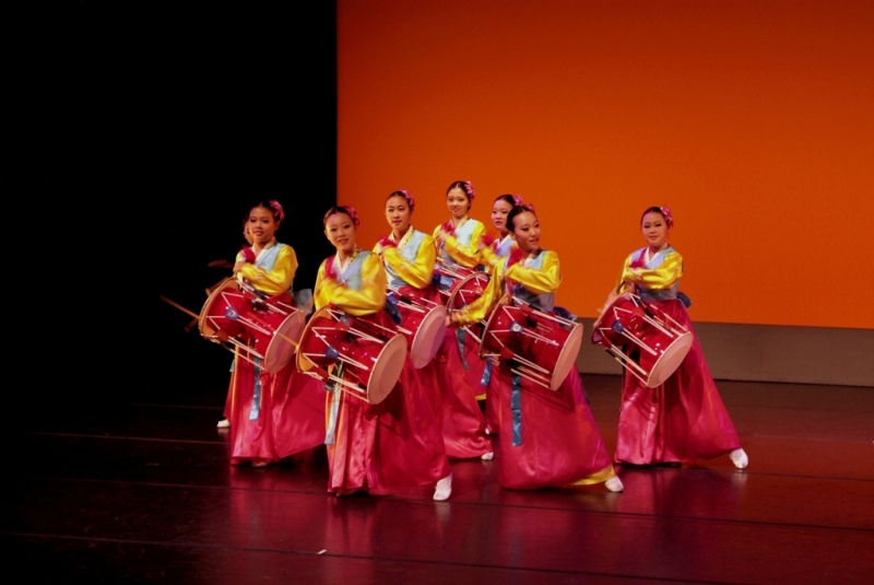 Корейский танец песня. Пхунмуль Корея. Корея Ариран танец. Тхальчхум танец корейский. Корейские национальные танцы.