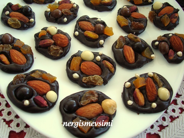 nergismevsimi KURUYEMİŞLİ ÇİKOLATA (ROCHES )