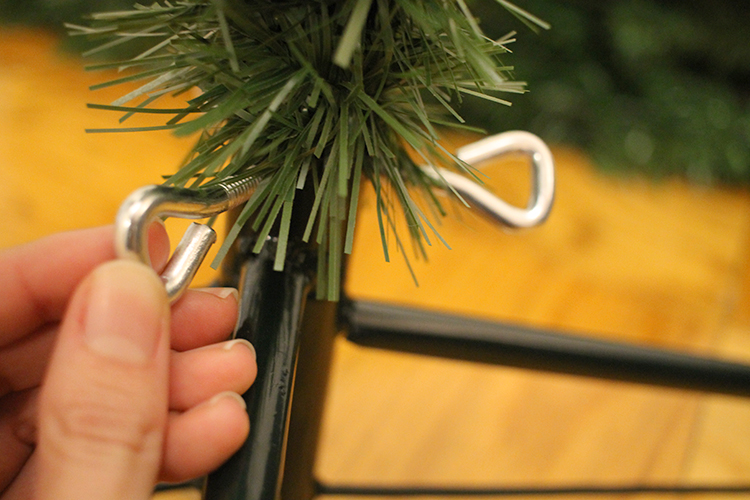 How to decorate the perfect Christmas tree in 10 steps (and dismantle