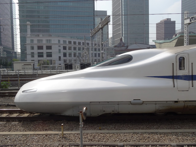 東京駅を発車するN700系