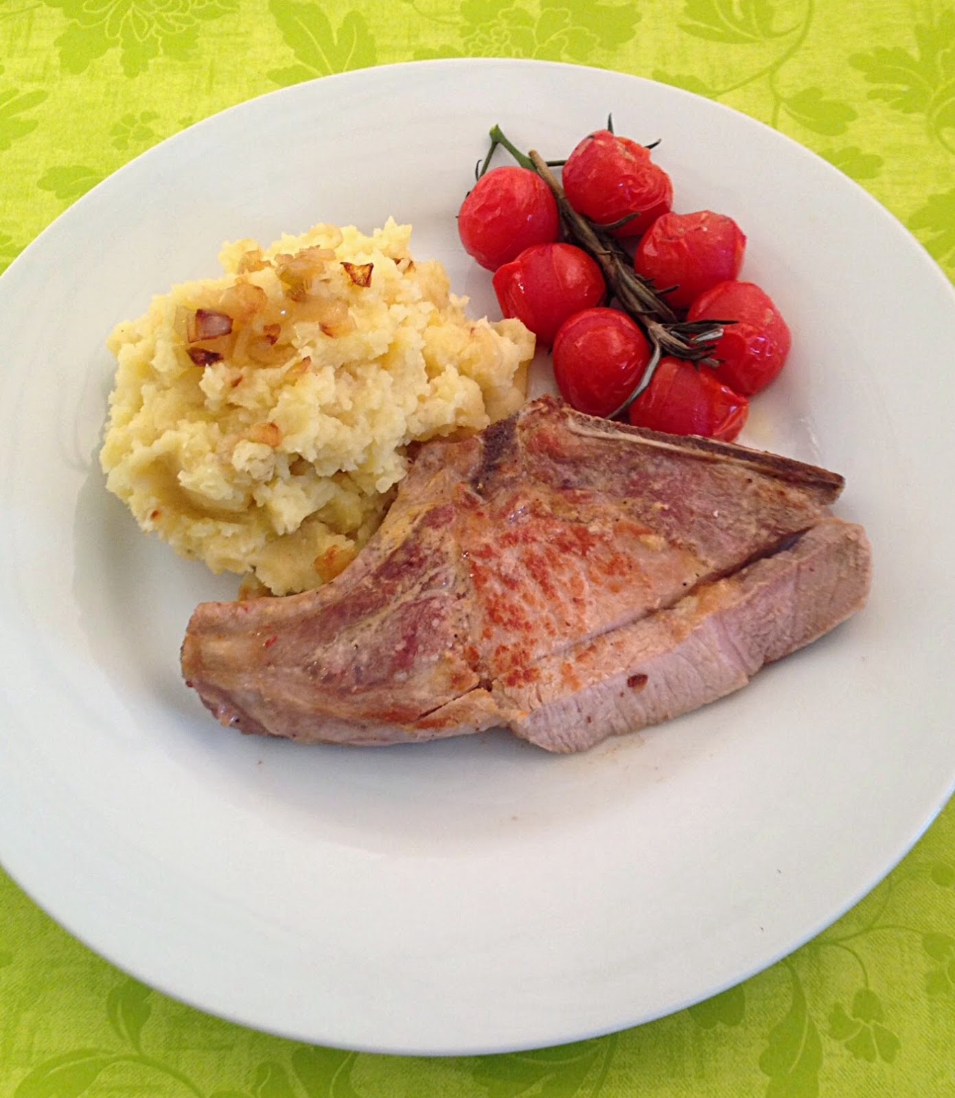Kochdiele: Schweinekotelett mit Kartoffel-Zwiebel-Stampf und Rispentomaten