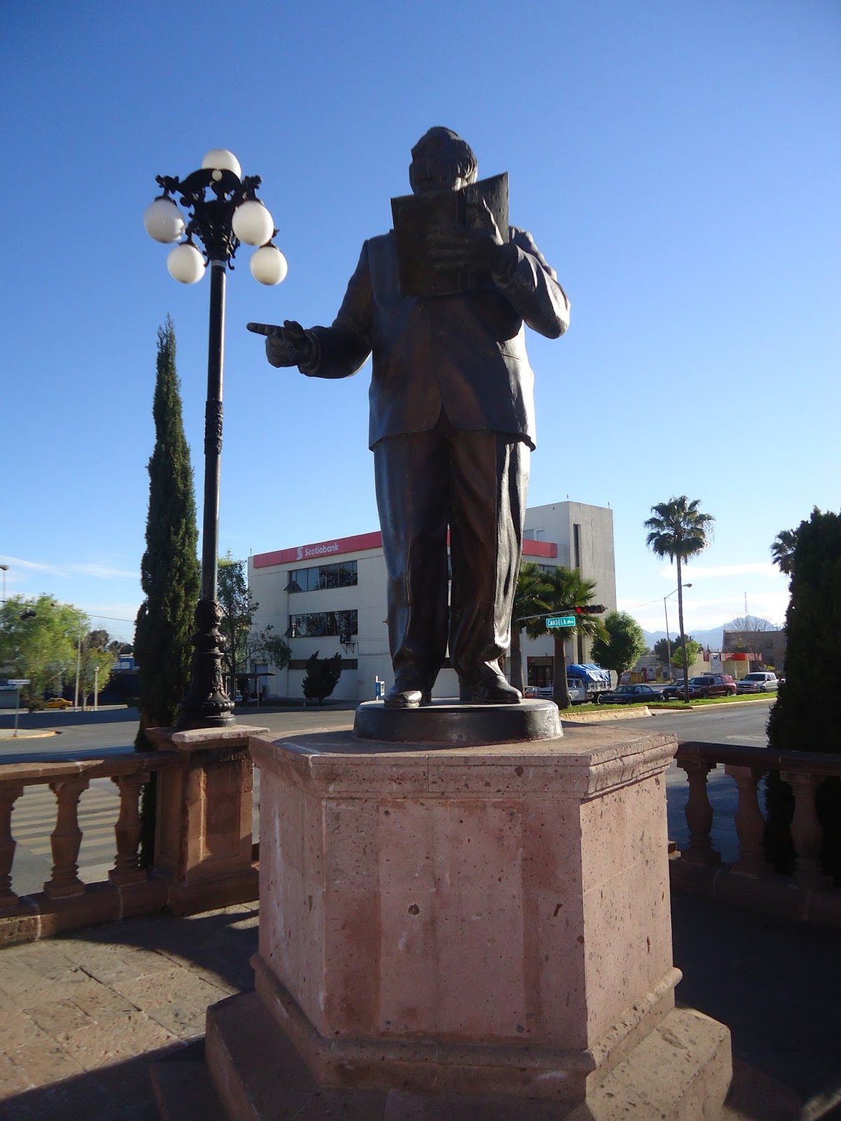 Conoce Saltillo Oscar Flores Tapia