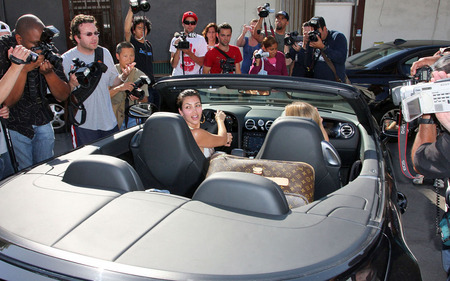 fanpixx your right choice Kim Kardashian Takes His New Ferrari Kim's new