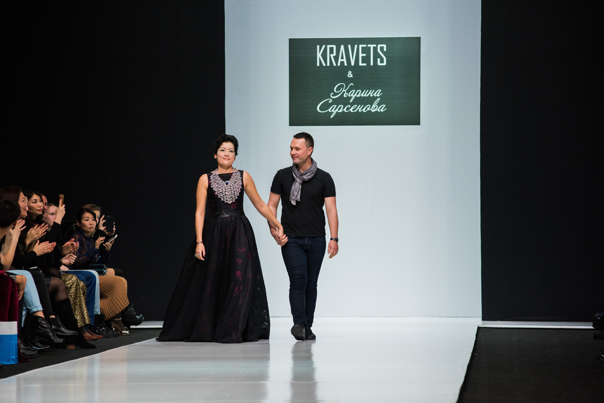 москоу фэшн вик. дефиле моделей. паралимпийский подиум. логотип moscow fashion. подиум для показа мод.