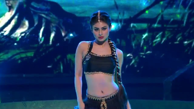 mouni-roy-looking-hot-in-show