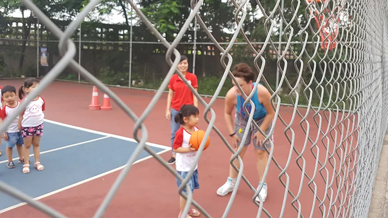 Buổi học đầu tiên của lớp bóng rổ cho các bạn nhỏ từ 4 – 7 tuổi