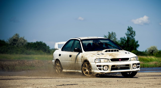 Subaru Impreza WRX GC, napęd na cztery koła, kultowy model, japoński sportowy sedan, boxer, zabawa, biały