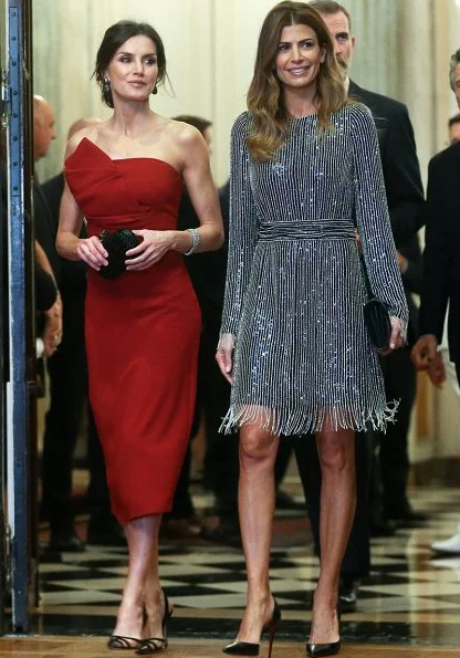 Queen Letşzşa wore a new red dress by Spanish designer Roberto Torretta. First Lady Juliana Awada is wearing grey squin dress