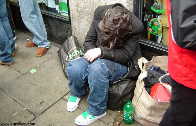 Irlandés muy borracho en el Día de San Patricio