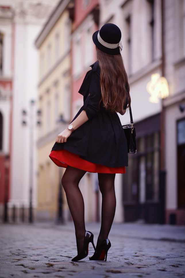 Czarny Rozkloszowany Płaszcz Czerwona Sukienka Czarne