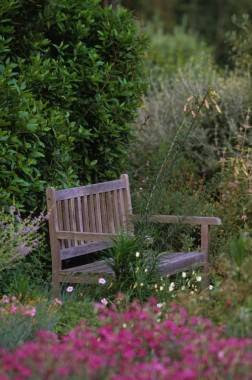 Garden bench via Vinzano dot com as seen on linenandlavender.net