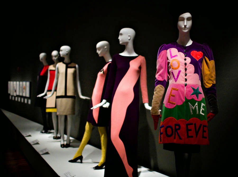 Ив сен лоран витрина. Ив сен лоран цум. Бутик ив сен лоран в париже. Ив сен лоран марокко коллекция. Ив сен лоран дом моды.