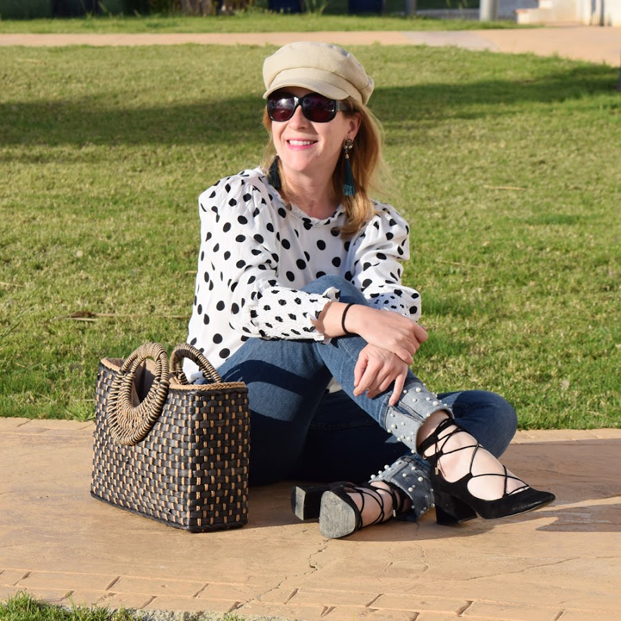 Cómo combinar una blusa de lunares