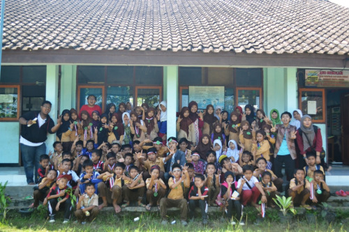 Project BFM di Ciwaru Foto bersama anak-anak ciwaru