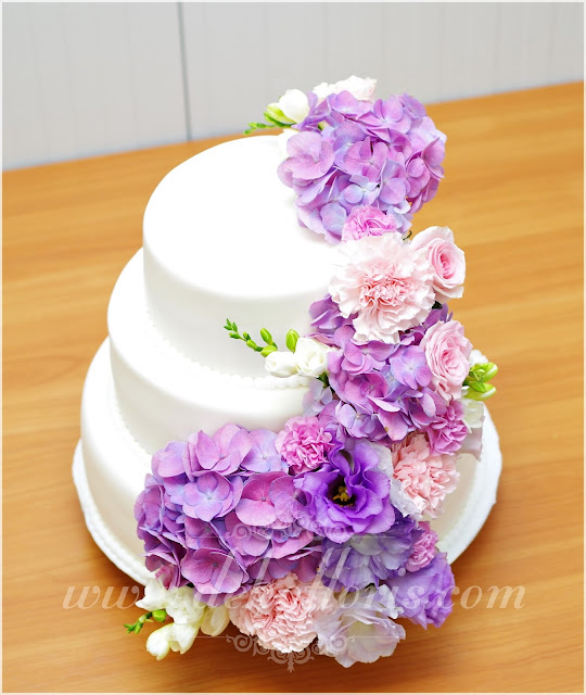 Dekoracja kwiatami  tortu weselnego
