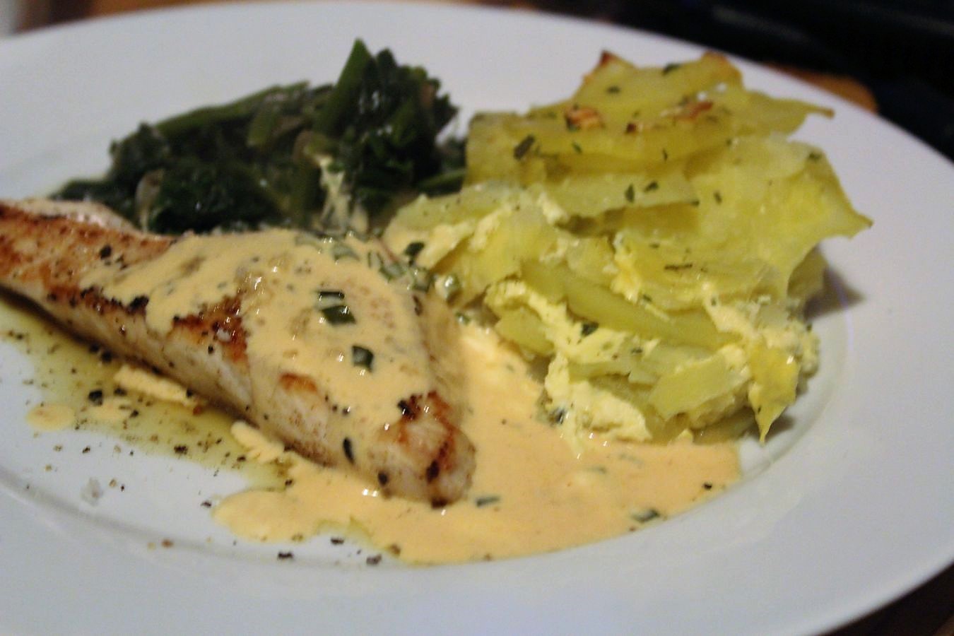 Putenschnitzel, Spinat, Kartoffelgratin und Sahnesoße – glatzkoch.de