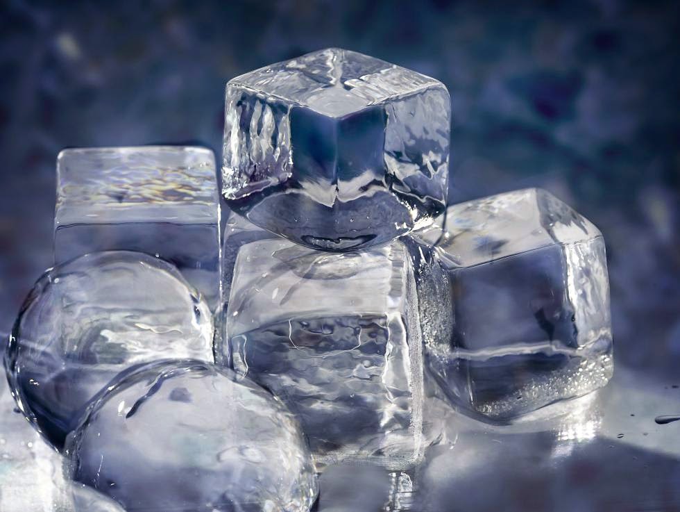 Кусочки льда песня. Кубики льда. Ледяной кубик. Кубиковый лед. Кусочки льда.