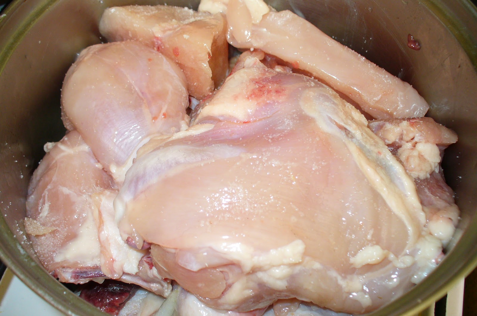 Тушить курицу время. Тушеная курица под крышкой. Куриные спинки тушеные фото. Какие части курицы пустить на суп.