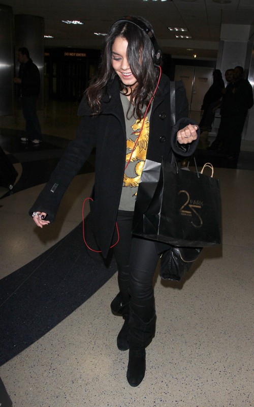 Image World Actress: Vanessa Hudgens Pictures of LAX Airport March 3