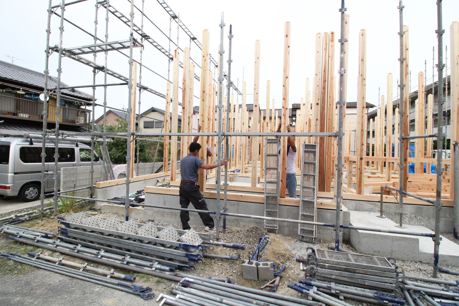 SKIP HOUSE 建築プロセス: 柱建て～束建て。