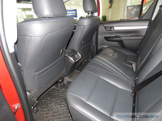 Nova Toyota Hilux 2016 SRV A/T - interior - espaço traseiro