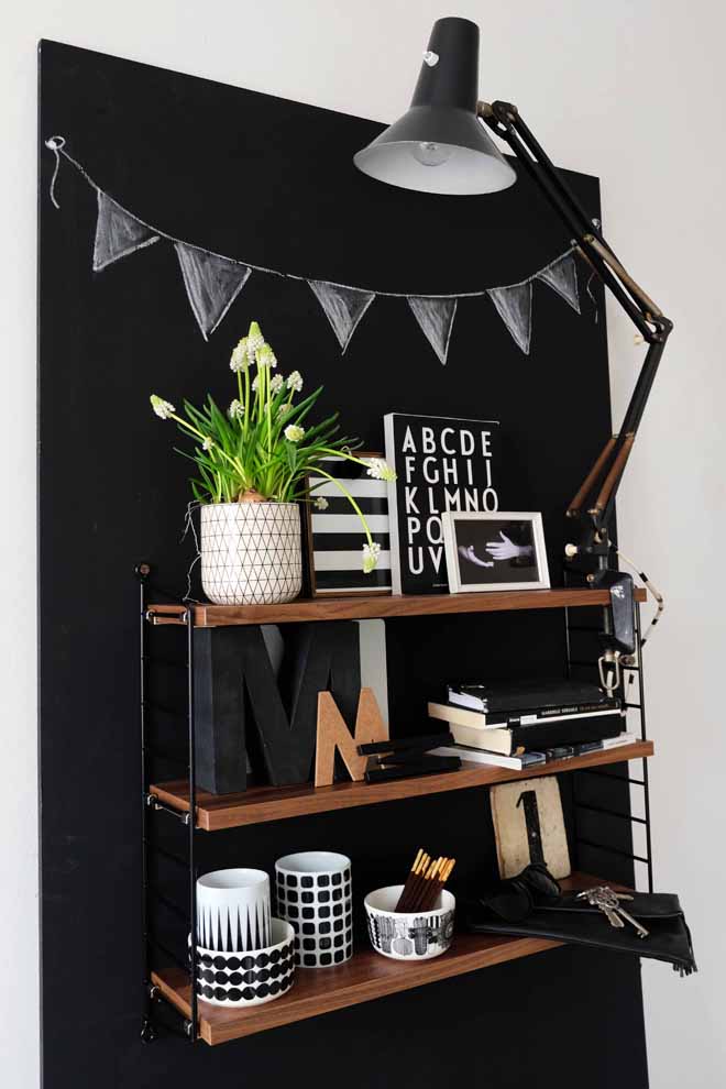 Mein String, Dein String - Verlosung - Minza will Sommer String, String Pocket, String Furniture, String Regal, Gewinnen, Verlosung, schwarze Wand, mobile Wand, Wanderwand, Tafelfarbe, Tafelwand, Tafel, Styling, Deko, Wohnen in Köln, Bloomingville, Ferm Living, Remember, Strauß Innovation, Korb, Drahtkorb, Metallkorb, Sessel, Eames, Klemmlampe, Schreibtischlampe, Vintage, Estrichboden, Lichterkette, Granit, Typo, Interior Design, Einrichten, Wandgestaltung, Fell mit langen Haaren, schwarzweiß wohnen, Typo, Buchstaben, Minza will Sommer