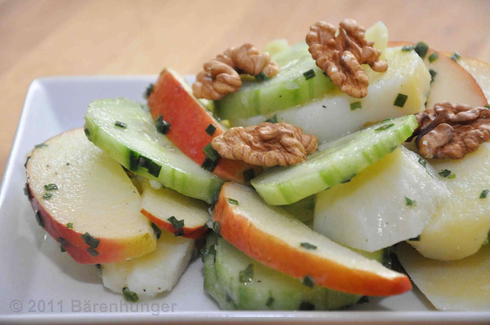 Kartoffel Gurken Salat mit Apfel und Walnüssen | Bärenhunger