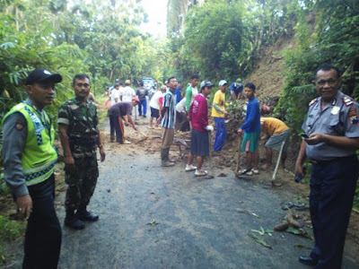 BABINSA SAMBIREJO BERSAMA POLSEK CEK TANAH LONGSOR